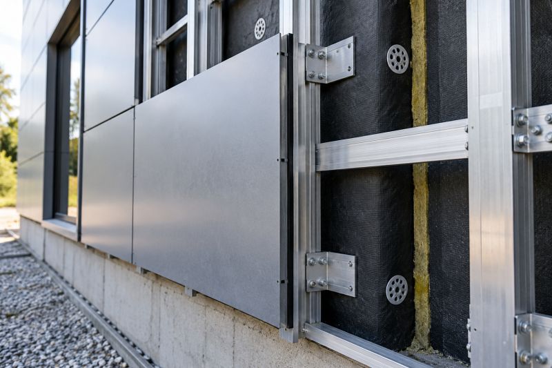Yalıtımlı duvar üzerindeki alüminyum taşıyıcı profillere askı parçalarıyla takılan gri kompozit panel