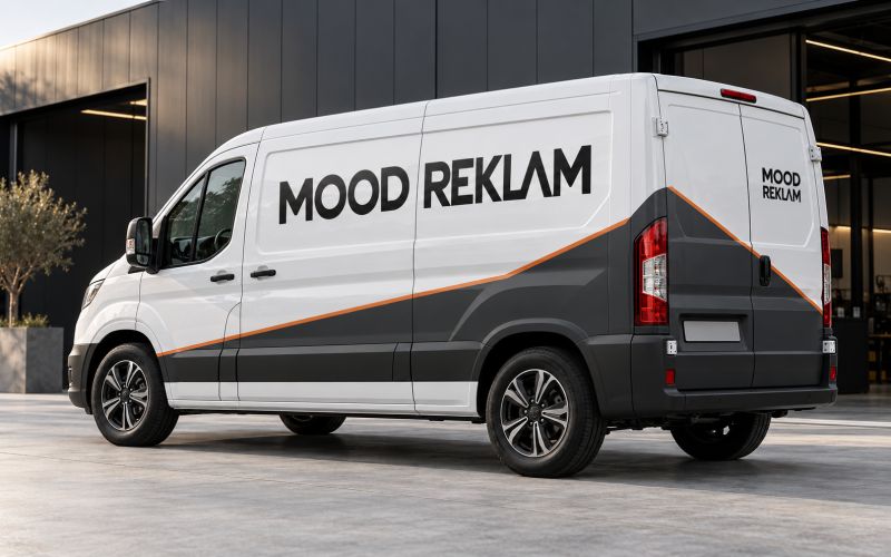 Yan ve arka yüzeyine MOOD REKLAM grafiği giydirilmiş beyaz panelvan