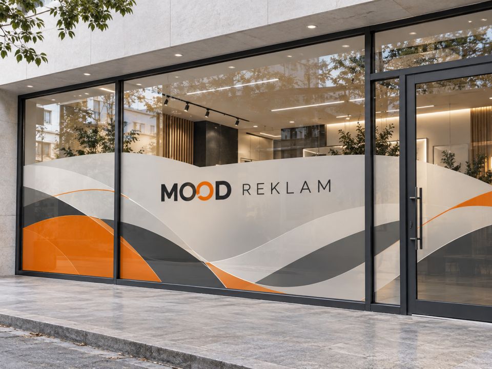 Mağaza vitrininde cam bölmelere uygulanmış, turuncu dalga desenli MOOD REKLAM cam giydirmesi