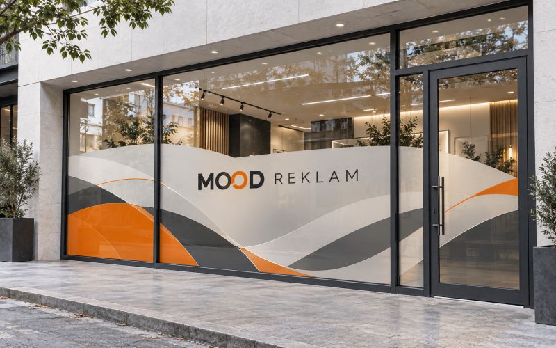 Mağaza vitrininde cam bölmelere uygulanmış, turuncu dalga desenli MOOD REKLAM cam giydirmesi